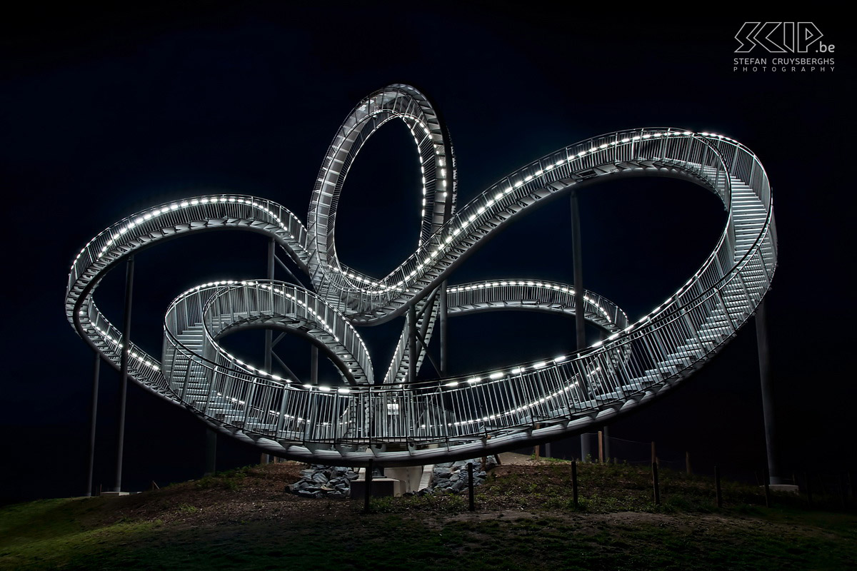 Avondfotografie in Duisburg - Tiger and Turtle Enkele foto’s van een avondje fotograferen in Duisburg. ‘Tiger and Turtle’ is een kunstwerk in de vorm van een achtbaan. In een klein park kan je dan weer de Mercator wereldbol terugvinden. Stefan Cruysberghs